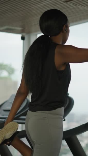 Black Woman Athlete Stretching Using Ear Phones Skyskrapa Bangkok Livsstilskoncept — Stockvideo