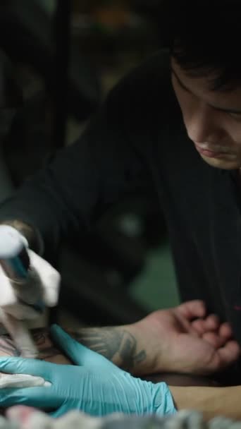 Азиатский Татуировщик Использующий Вазелин Клиентской Руке Творческая Концепция Fhd Vertical — стоковое видео
