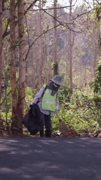 Persoana Nerecunoscută Colectează Deșeuri Într Zonă Verde Fhd Stil Viață — Videoclip de stoc