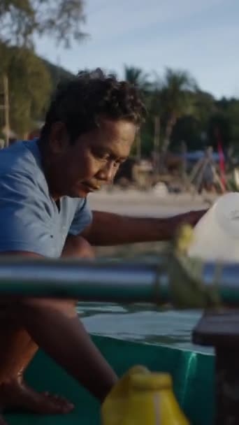 Σκούρο Δέρμα Άνθρωπος Διάσωση Νερό Από Σκάφος Του Στην Παραλία — Αρχείο Βίντεο