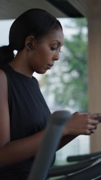 Junge Frau Benutzt Ihr Handy Auf Einem Laufband Zeitlupe Mit — Stockvideo