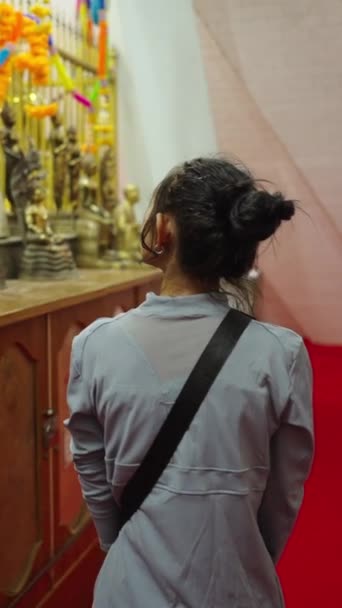 Uvnitř Posvátného Chrámu Bruneta Žena Pozoruje Thajsku Fhd Vertikální Video — Stock video