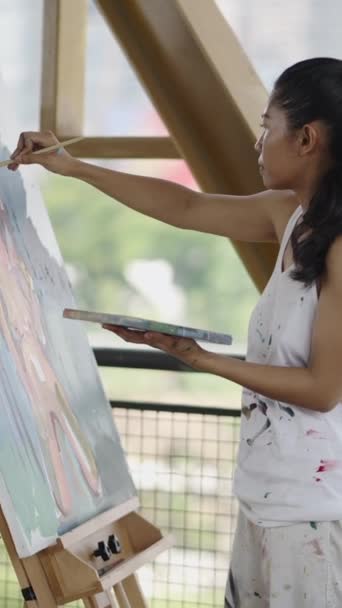Asijské Dívka Culíkem Barvy Plátně Fhd Vertikální Umělecký Koncept — Stock video