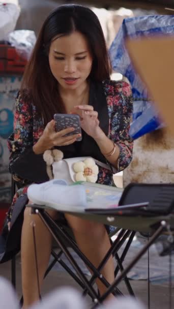 Belle Fille Thaïlandaise Regardant Son Téléphone Portable Tout Étant Assis — Video