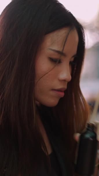 Uma Bela Menina Tailandesa Cheira Ambientador Fhd Vídeo Vertical — Vídeo de Stock