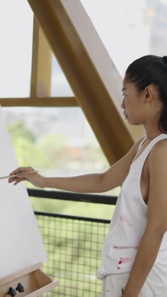 アーティストは キャンバス上の2人の女の子の姿を描いています Fhd垂直芸術コンセプト — ストック動画