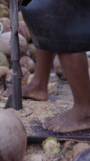 一个被椰子包围的男人的脚 Fullhd垂直录像 — 图库视频影像