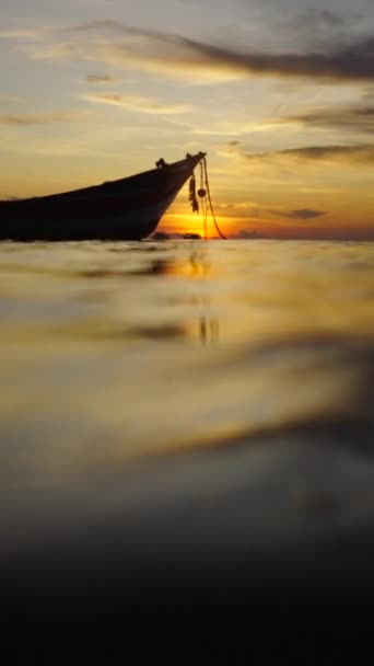 Snímek Mořské Vody Lodi Západem Slunce Chýlí Konci Fhd Horizzontal — Stock video