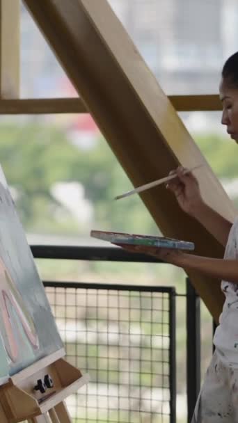 Plátno Maluje Krásná Asijská Žena Fhd Vertical Artistic Concept — Stock video