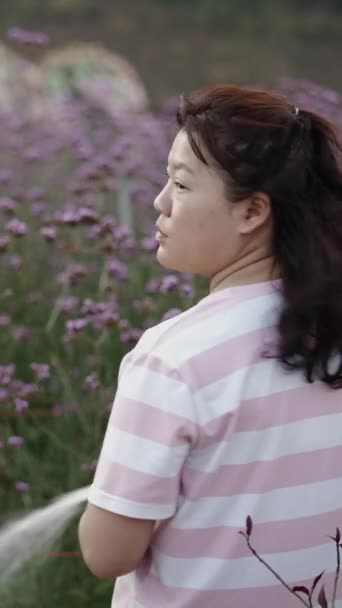 Mulher Asiática Sorrindo Enquanto Rega Suas Flores Fhd Vertical Vídeo — Vídeo de Stock