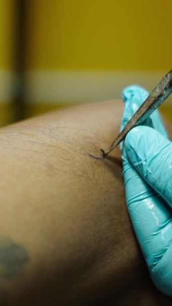 顧客の肌にタトゥーを作る竹の針のクローズアップショット クリエイティブコンセプト Fhd垂直ビデオ — ストック動画
