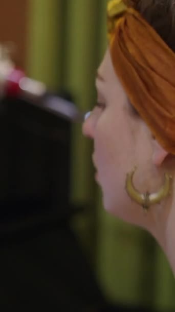 Молодая Женщина Тюрбаном Волосах Играет Пианино Концентрации Fhd Вертикальное Видео — стоковое видео