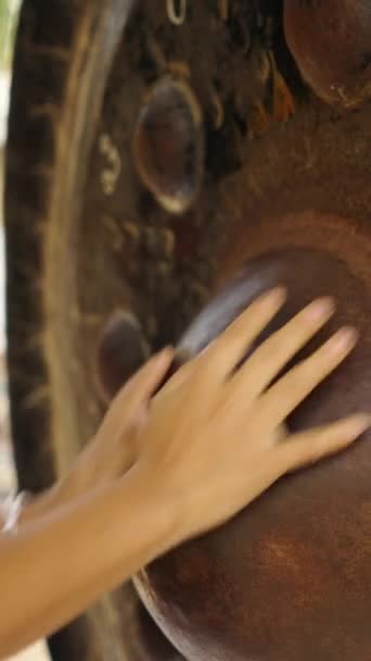 Gong Dans Temple Sacré Est Caressé Par Une Femme Vidéo — Video