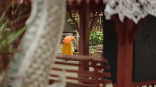 Буддийский Монах Трогает Черном Ведре Местные Места — стоковое видео