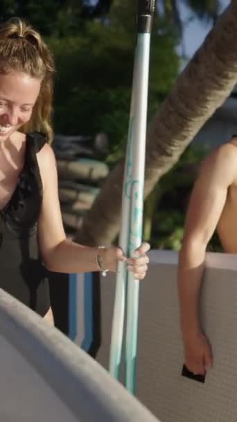 Gülümseyen Beyaz Çift Suya Doğru Kürek Çekerek Yürüyor Fhd Dikey — Stok video