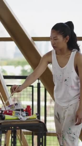 Atraktivní Asijská Žena Maluje Něco Plátno Fhd Vertikální Umělecký Koncept — Stock video