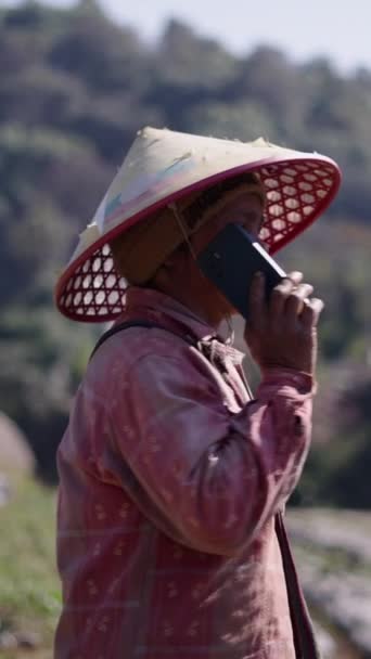在山村散步时打电话的成年妇女 Fhd垂直传统生活方式 — 图库视频影像