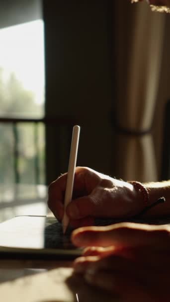 Mains Masculines Adultes Avec Bracelet Écrivant Quelque Chose Sur Tablette — Video