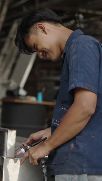Echter Fabrikarbeiter Mit Einer Schweißpistole Und Lächelnd Die Kamera Fhd — Stockvideo