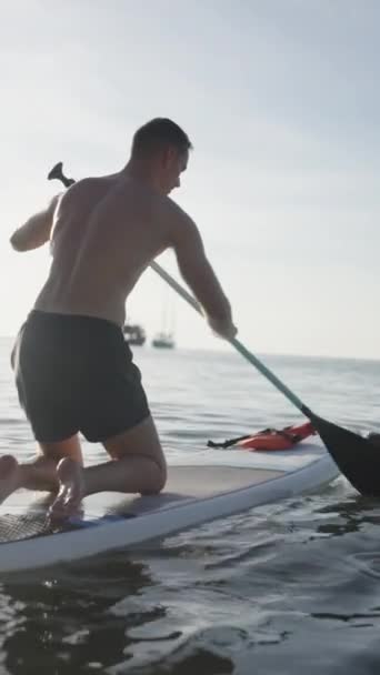 Tayland Deniz Suyunda Fhd Dikey Sörf Yapan Bir Çiftin Arka — Stok video