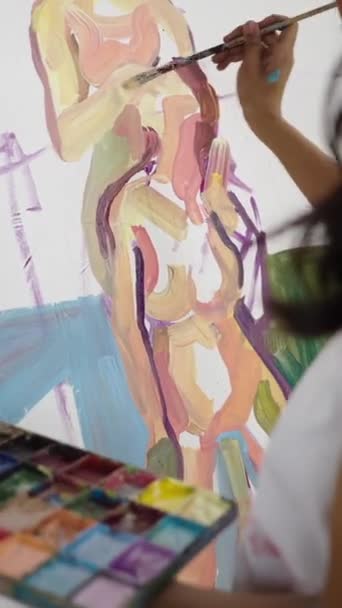 由一位女性画家创作的艺术作品 Fhd垂直艺术概念 — 图库视频影像