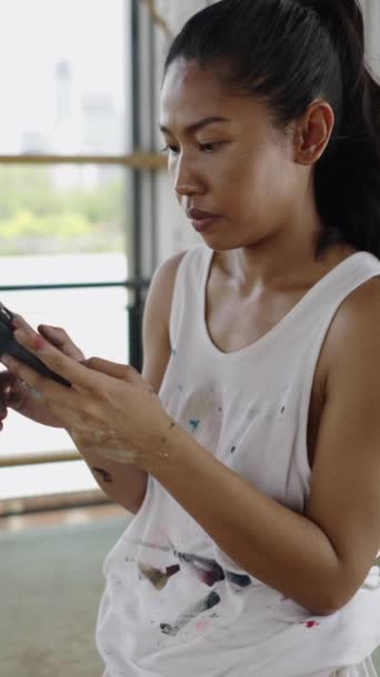 携帯電話を見ているタイの女性のクローズアップ Fhd垂直芸術コンセプト — ストック動画