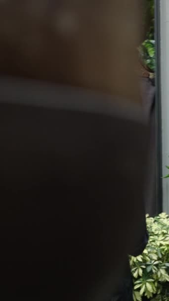 Высокий Взрослый Мальчик Трогает Свой Стол Рядом Растениями Саду Видео — стоковое видео