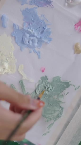 Différentes Couleurs Acryliques Sont Ramassées Par Pinceau Vidéo Verticale Fhd — Video