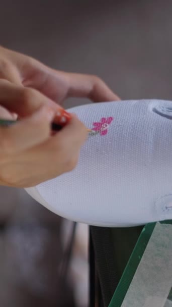 Mulheres Mãos Pintam Uma Flor Sapato Fhd Vídeo Vertical — Vídeo de Stock