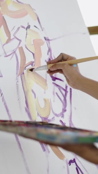 美丽的女人在画布上画了两具尸体 Fhd垂直艺术概念 — 图库视频影像