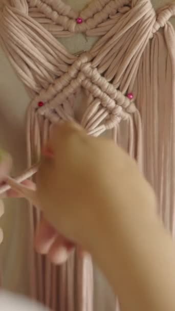 Női Kezek Csomók Megkötése Rózsaszín Ruhában Fhd Függőleges Videó — Stock videók