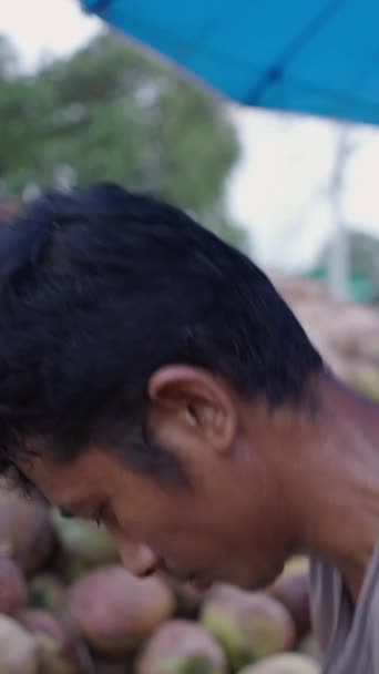 一个正在做椰子和微笑的男人的侧影 Fullhd垂直录像 — 图库视频影像