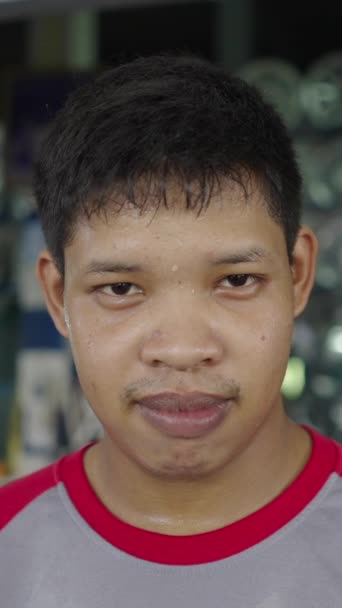 Portrét Asijského Mechanika Potu Fhd Horizontal Video — Stock video