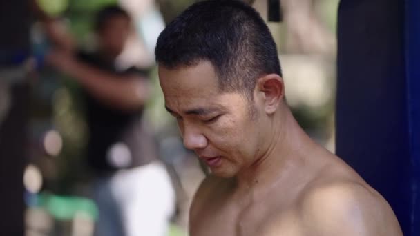 Homem Asiático Limpa Suor Seu Rosto Horizontal Local Street Gym — Vídeo de Stock