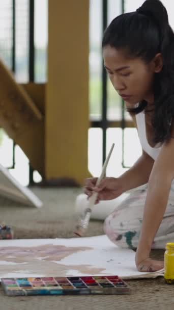 Eine Kniende Frau Beim Malen Auf Leinwand Fhd Vertical Artistic — Stockvideo