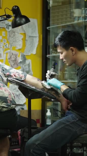 Artiste Tatouage Asiatique Obtenir Encre Tout Faisant Tatouage Concept Créatif — Video