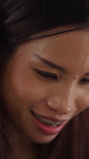 Eine Thailänderin Mit Zahnspange Lächelt Fhd Vertical Video — Stockvideo