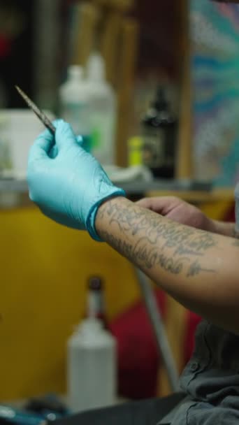 タトゥーアーティストは 伝統的なタトゥーを作る準備ができて竹の針を得る クリエイティブコンセプト Fhd垂直ビデオ — ストック動画