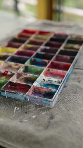 桌子上混合的专业油漆 Fhd垂直艺术概念 — 图库视频影像
