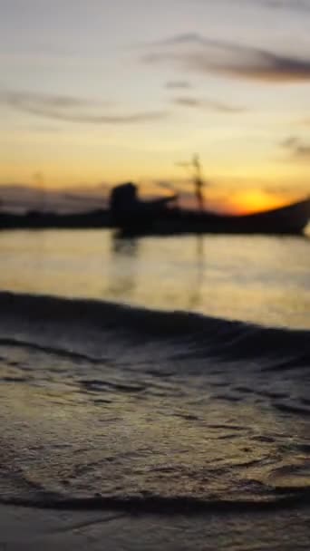 素晴らしい日没の下でタイのビーチの砂の上に波 Fhd Horizzontalビデオ — ストック動画