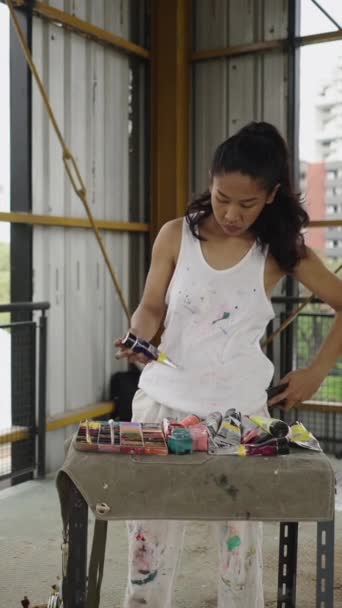 Une Femme Prépare Une Peinture Pour Travail Fhd Vertical Concept — Video