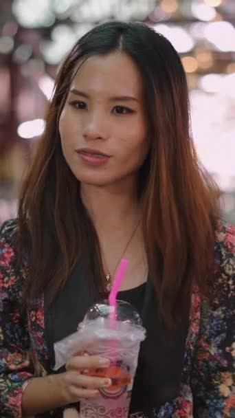 Una Hermosa Mujer Asiática Sonríe Con Batido Fhd Vídeo Vertical — Vídeos de Stock