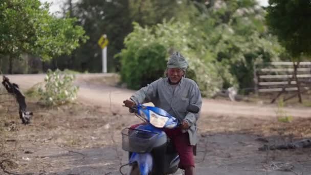 Thai Uomo Con Testa Coperta Cavalca Una Moto Video Orizzontale — Video Stock