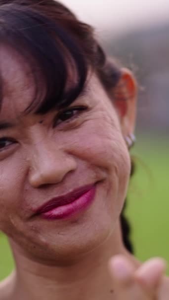 Nahaufnahme Eines Lächelnden Glücklichen Asiatischen Mädchens Thailand Fhd Vertikales Video — Stockvideo