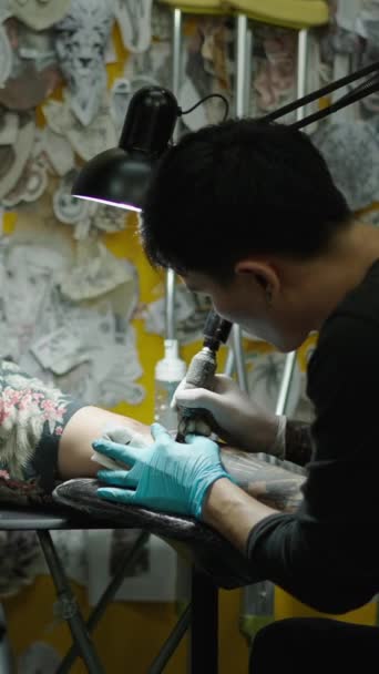 Tatuaje Asiático Artista Haciendo Tatuaje Cliente Mentido Estudio Concepto Creativo — Vídeo de stock