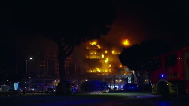 Valencia Alevler Tarafından Yakılan Bir Bina Yatay Klipsi — Stok video