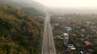 Ormanlık bir bölgenin ortasındaki gökyüzünün görüntüsü Endüstri 4K yatay