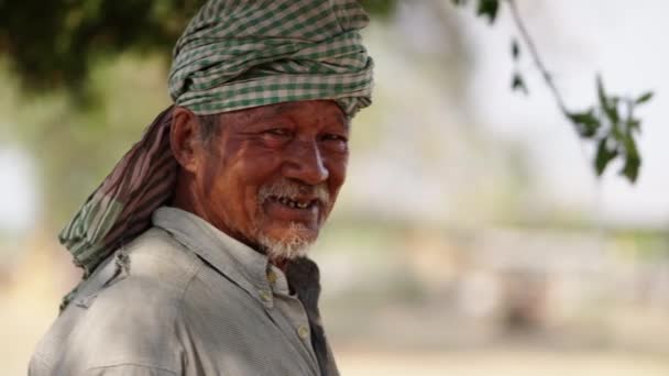 一名头戴头罩的亚洲男子的合影 4K水平录影带 — 图库视频影像