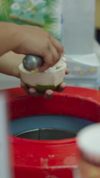 Crème Glacée Noix Coco Servie Dans Marché Thaïlandais Rue Fhd — Video