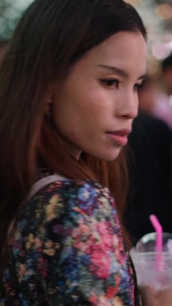 Красивая Тайская Женщина Смотрящая Рынке Видео Fhd Vertical — стоковое видео